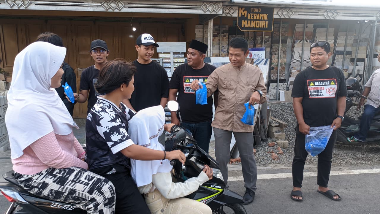 KJB Indramayu Berbagi 500 Takjil, Camat dan Kapolsek Balongan Ikut Turun ke Jalan