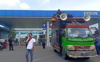 Ratusan Massa FSPMI Tegaskan Sikap Organisasi di Depan Gerbang PT Epson dan Yamaha Music Cikarang