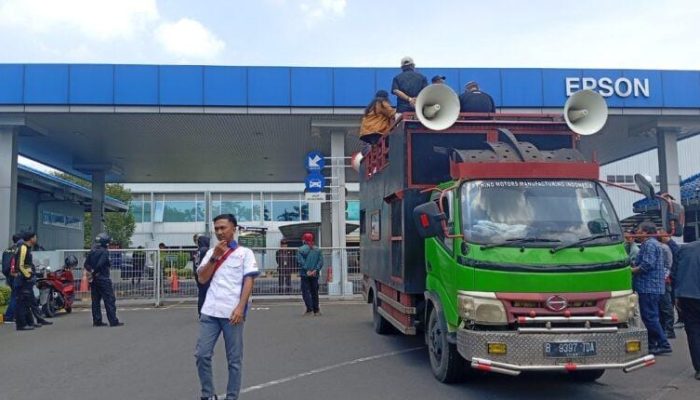 Ratusan Massa FSPMI Tegaskan Sikap Organisasi di Depan Gerbang PT Epson dan Yamaha Music Cikarang