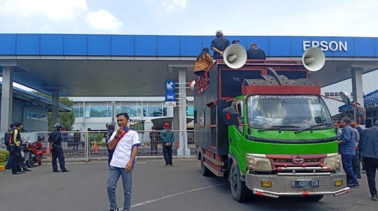 Ratusan Massa FSPMI Tegaskan Sikap Organisasi di Depan Gerbang PT Epson dan Yamaha Music Cikarang
