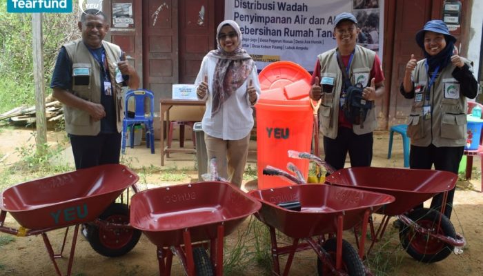 Bantu Pemulihan Pascabanjir, YEU Bagikan Wadah Air dan Edukasi Perilaku Hidup Bersih