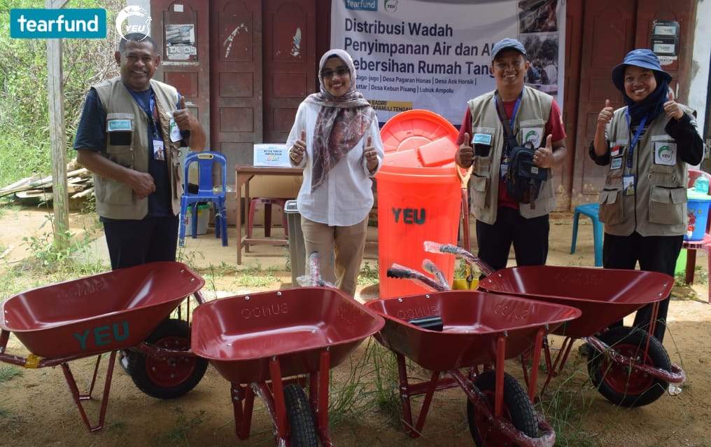 Bantu Pemulihan Pascabanjir, YEU Bagikan Wadah Air dan Edukasi Perilaku Hidup Bersih