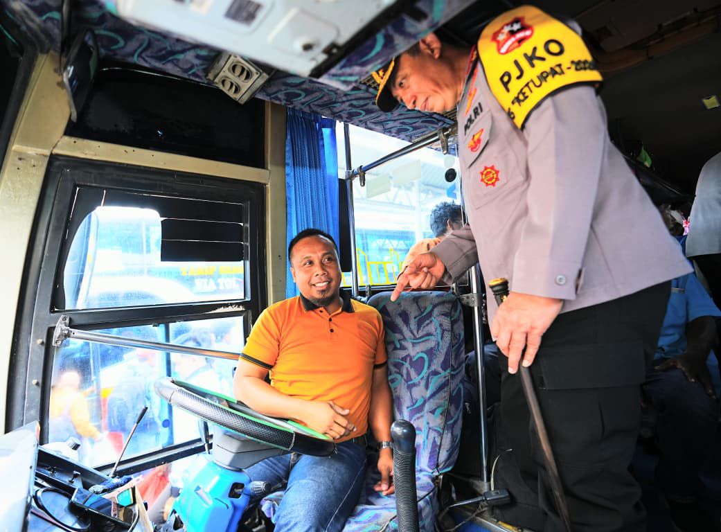 Kepedulian Kapolri ke Masyarakat, Titip Amanah ke Supir Bus Demi Keselamatan Pemudik