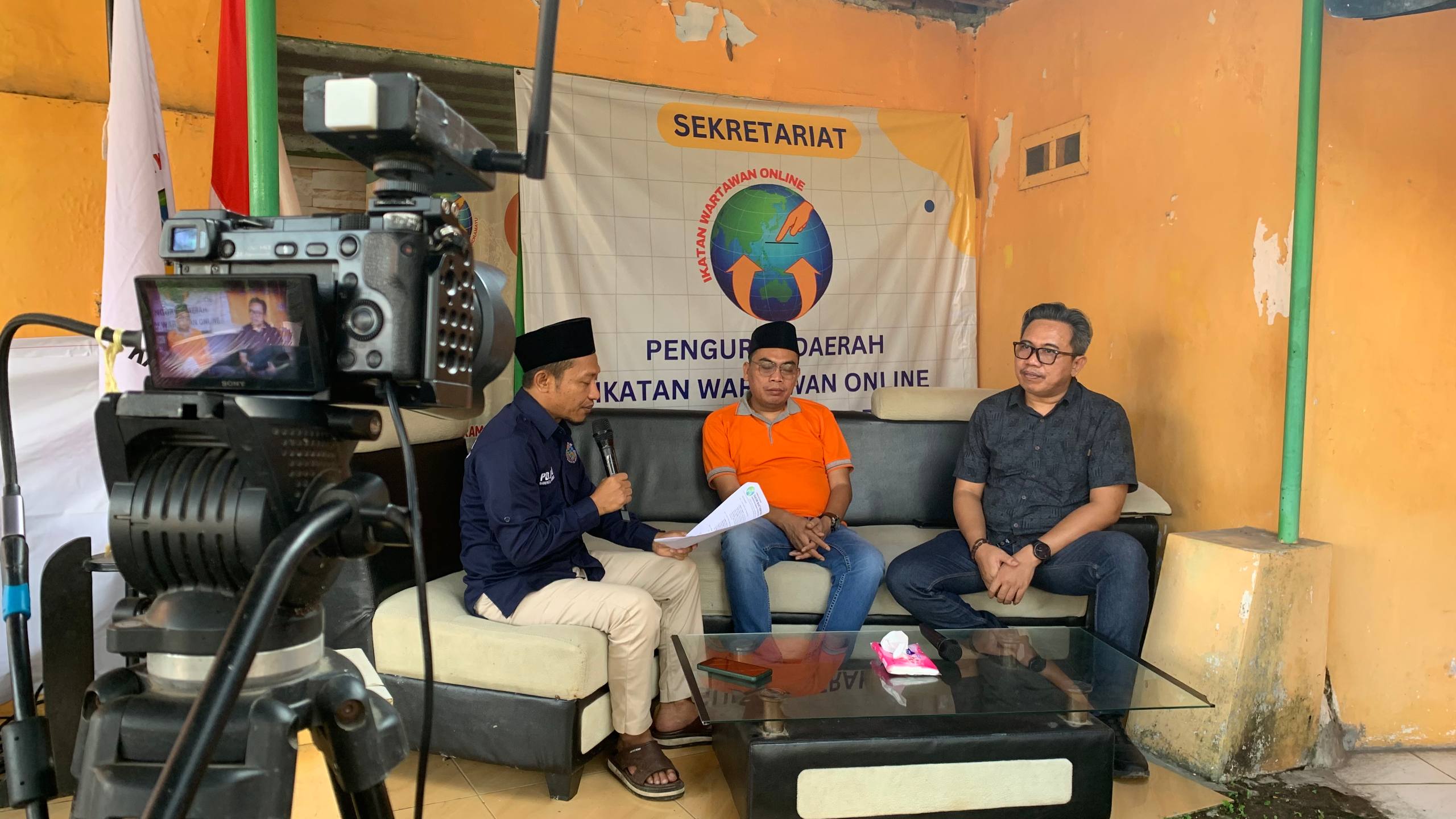 Talkshow IWO Indramayu: Edi Fauzi Nilai Pemerintahan Lucky Hakim Masih Jalan “Autopilot”