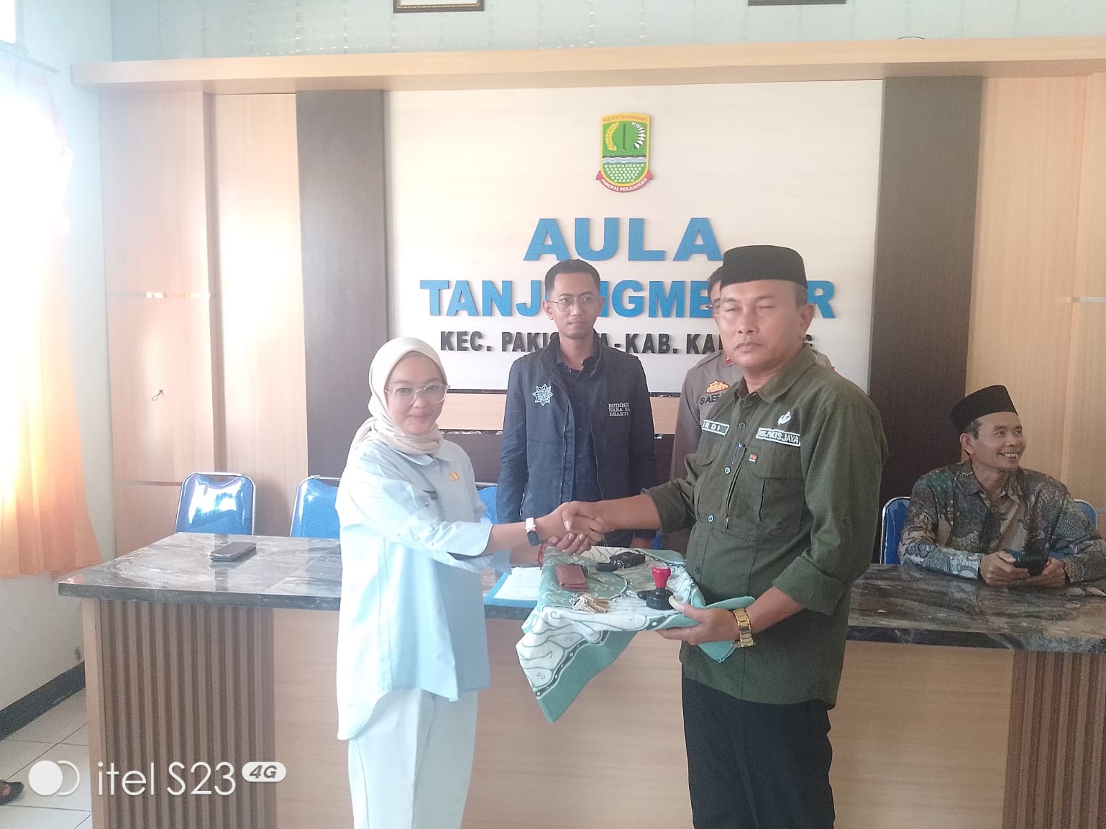 Serah Terima Jabatan Kades Tanjung Mekar: Helen Aini Syifa Resmi Menjabat Periode 2026-2034 Serah Terima Jabatan Kades Tanjung Mekar: Helen Aini Syifa Resmi Menjabat Periode 2026-2034