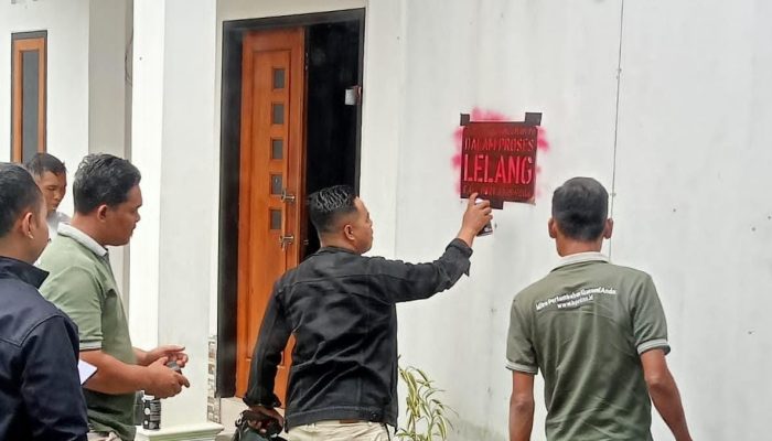 Pasang Plang Lelang Rumah, Bank DMS Purwokerto Dianggap Arogan