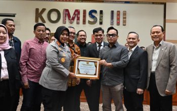 Damaikan Konflik Warga dan Pengembang, Komisi III DPR RI Beri Penghargaan ke Kapolres Metro Bekasi