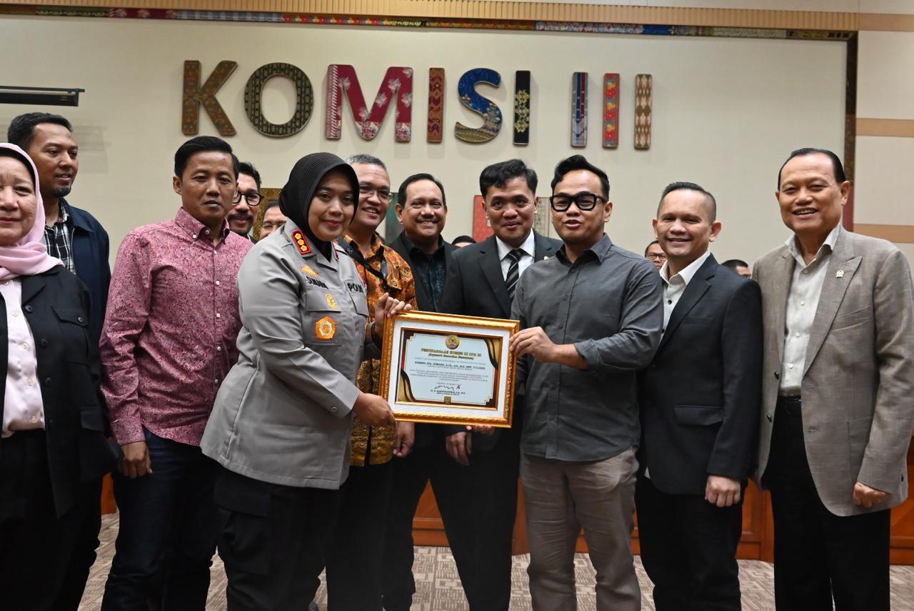 Damaikan Konflik Warga dan Pengembang, Komisi III DPR RI Beri Penghargaan ke Kapolres Metro Bekasi