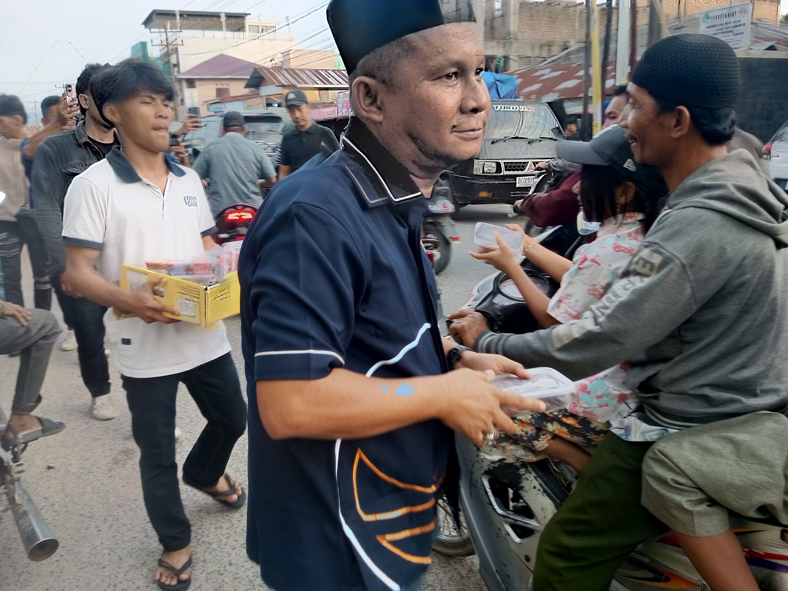 DPD Partai NasDem Tapanuli Tengah Berbagi Takjil dan Borong Dagangan UMKM di Bulan Ramadan