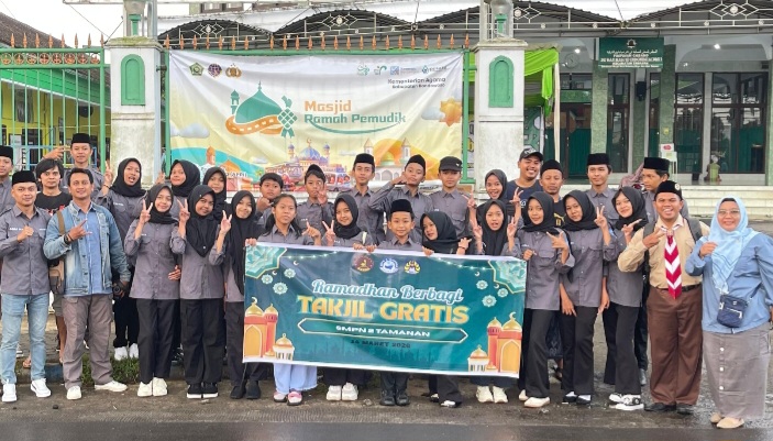 SMPN 2 Tamanan Salurkan Zakat Fitrah dan Bagikan Takjil Gratis kepada Masyarakat Sekitar