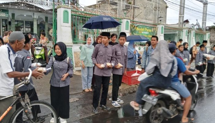 SMPN 2 Tamanan Salurkan Zakat Fitrah dan Bagikan Takjil Gratis kepada Masyarakat Sekitar SMPN 2 Tamanan Salurkan Zakat Fitrah dan Bagikan Takjil Gratis kepada Masyarakat Sekitar