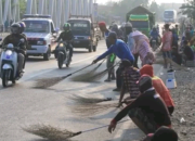 Asal Usul Penyapu Koin Jembatan Sewo Subang–Indramayu, dari Tradisi hingga Jadi Sorotan Publik