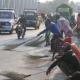 Asal Usul Penyapu Koin Jembatan Sewo Subang–Indramayu, dari Tradisi hingga Jadi Sorotan Publik