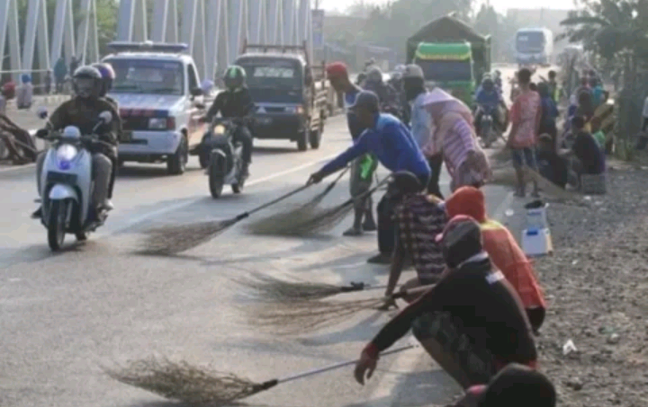 Asal Usul Penyapu Koin Jembatan Sewo Subang–Indramayu, dari Tradisi hingga Jadi Sorotan Publik