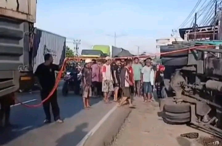 Akibat Ban Gundul Truk Oleng di Pantura Lohbener, Tabrak Warga Diduga Akibat Hindari Elf