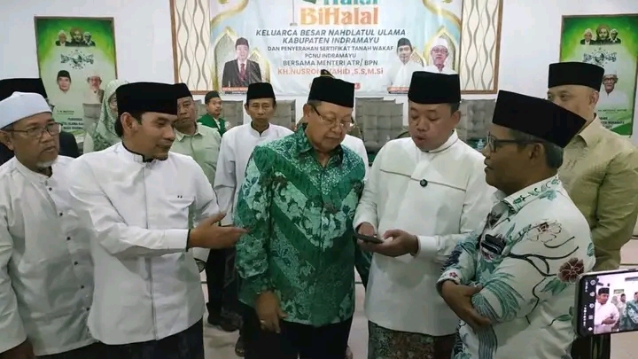 Menteri ATR/BPN Nusron Wahid Serahkan Sertifikat Tanah Wakaf untuk PCNU Indramayu