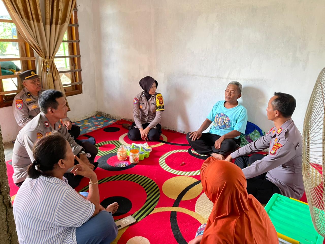 Polri Hadir Ditengah Duka, Satbinmas Polres Lampung Utara Sambangi Rumah Korban Tengelam Di Kotabumi Selatan
