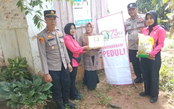 Bhayangkari Ranting Polsek Kotabumi Utara Salurkan Bantuan Sosial  Untuk Warga