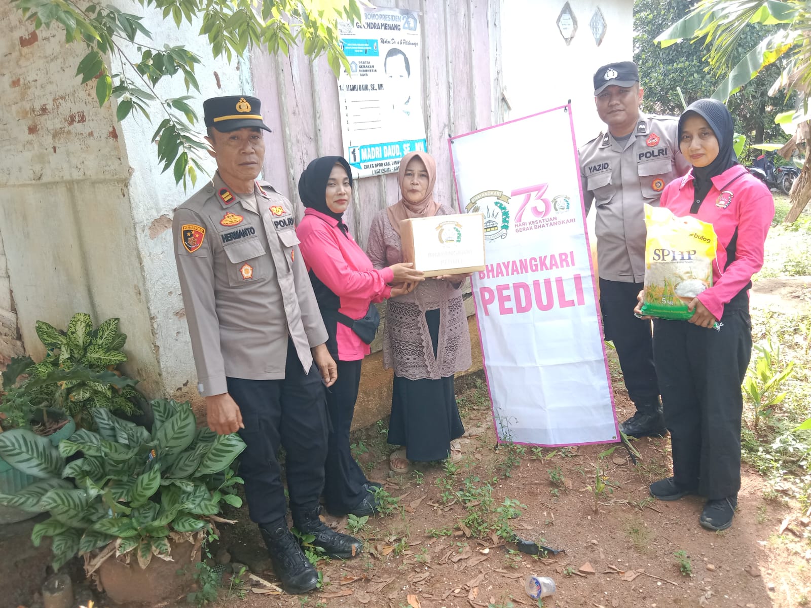 Bhayangkari Ranting Polsek Kotabumi Utara Salurkan Bantuan Sosial Untuk Warga