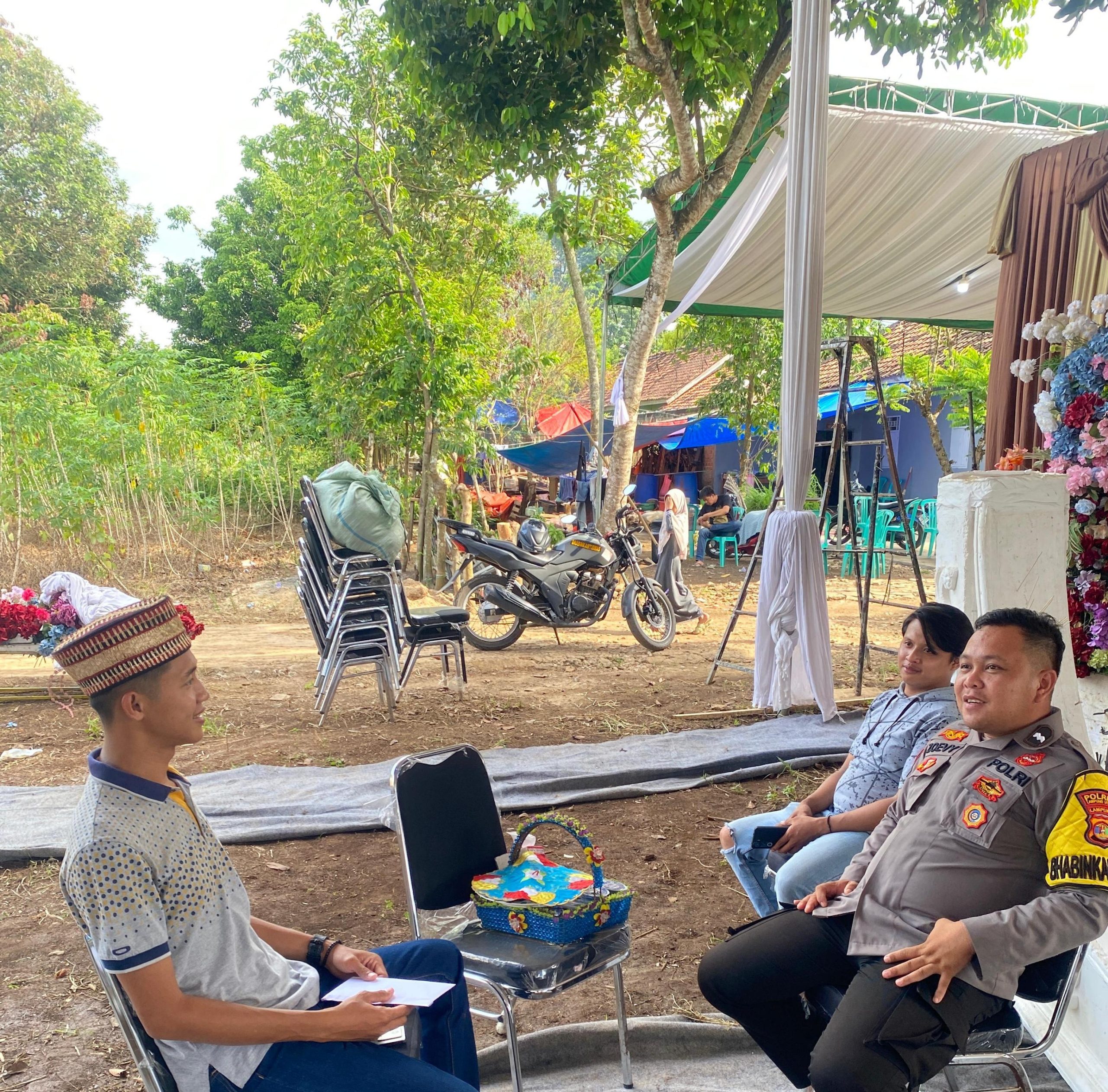 Bhabin Kamtibmas Polsek Kotabumi Sambangi Warga, Sampaikan Himbauan Kamtibmas Jelang Resepsi Pernikahan