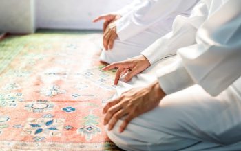 Melaksanakan Shalat Sunnah Qabliyah Setelah Shalat Fardhu, Bolehkah?