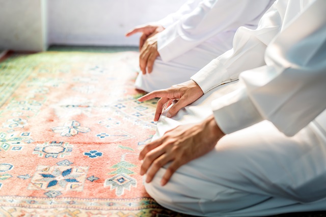 Melaksanakan Shalat Sunnah Qabliyah Setelah Shalat Fardhu, Bolehkah?