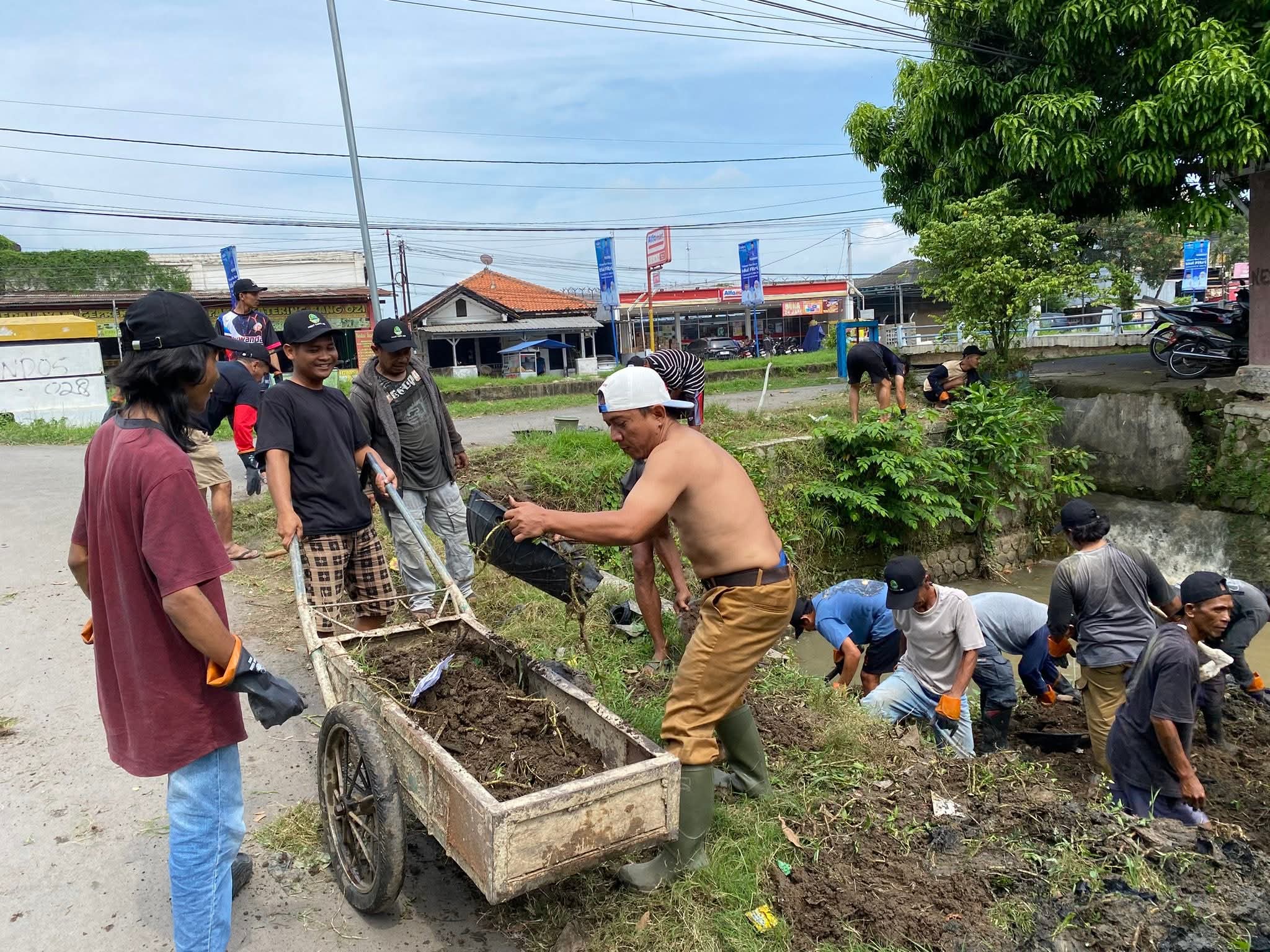 Kuwu Jatibarang Baru Pimpin Padat Karya Bersihkan Saluran Kali Sojar