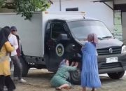 Viral di Medsos, Ibu Histeris Pegangi Ban Mobil MBG yang Diduga Tabrak Anaknya