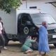 Viral di Medsos, Ibu Histeris Pegangi Ban Mobil MBG yang Diduga Tabrak Anaknya