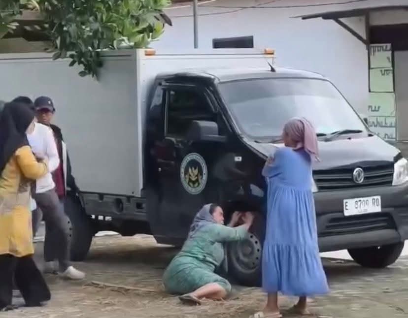 Viral di Medsos, Ibu Histeris Pegangi Ban Mobil MBG yang Diduga Tabrak Anaknya