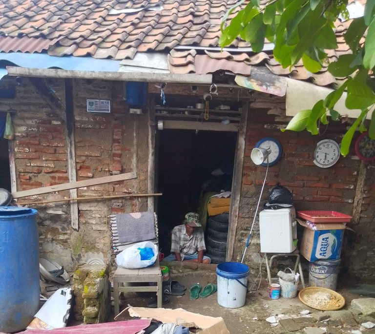 Rumah Nyaris Roboh, Bapak Cariman Didesa Bangkaloa Widasari Bertahan Hidup Sendiri dari Rongsokan