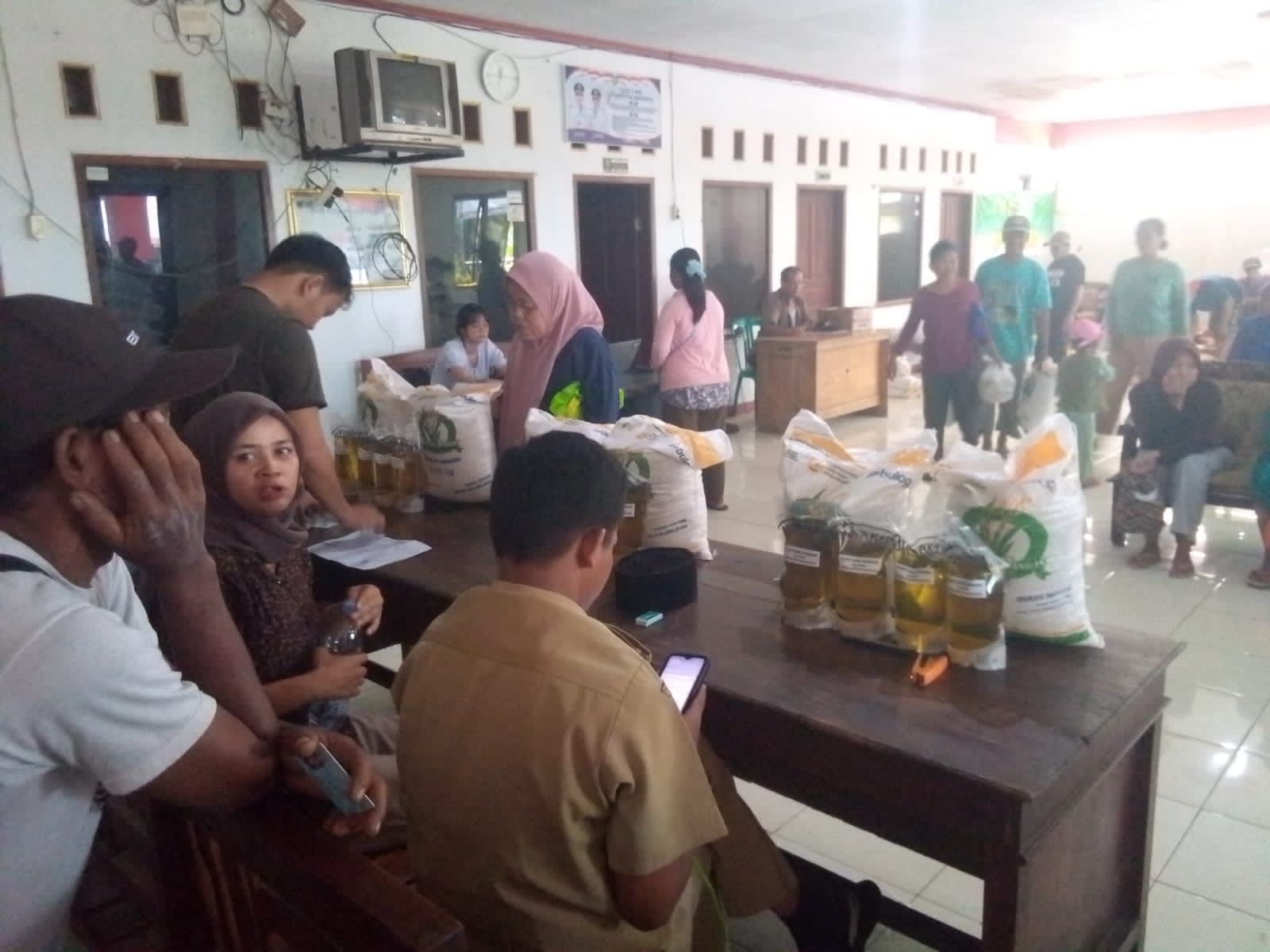 Penyaluran Bantuan Pangan di Desa Bangkaloa Ilir Sasar 1.011 Penerima, Kuwu Pastikan Berjalan Lancar