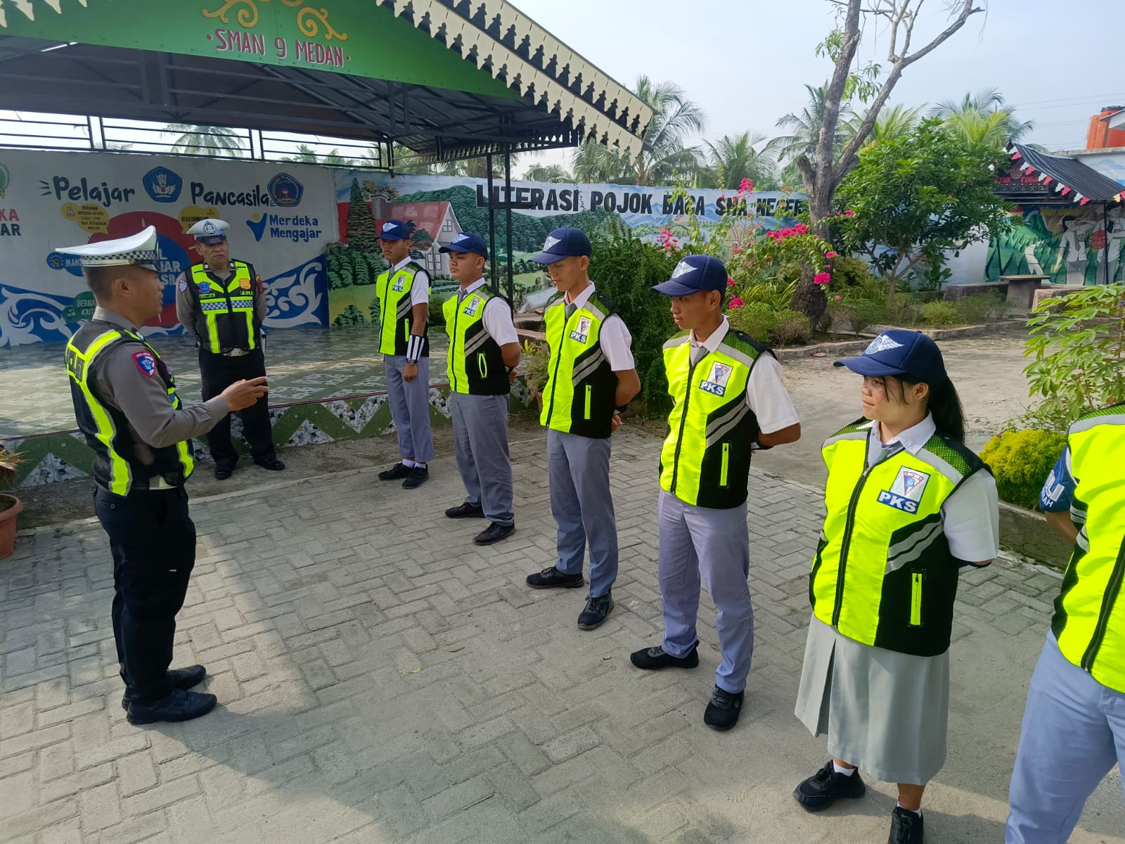 Sat Lantas Polres Pelabuhan Belawan Latih PKS di SMA Negeri 9 Medan