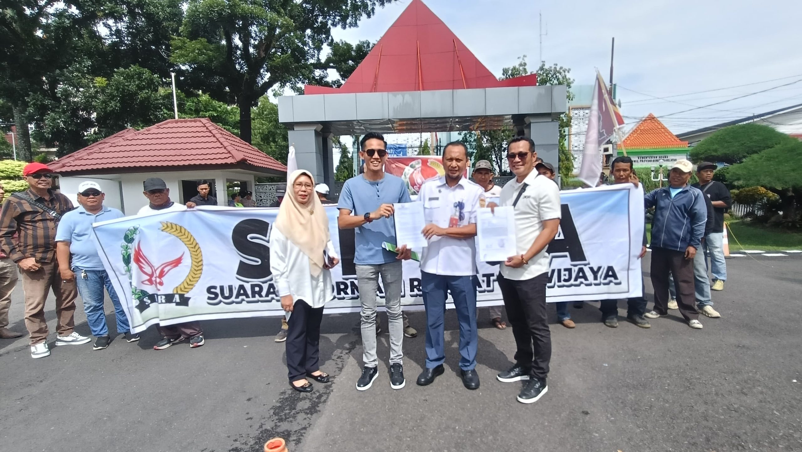LSM SIRA Gelar Aksi Damai Di Kantor Gubernur Sumsel Terkait Dugaan Pencemaran Limbah PT.SON