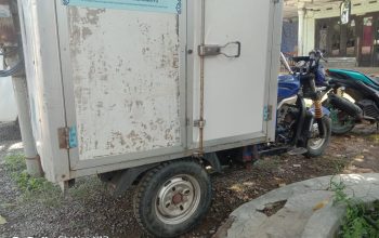 Armada MBG Disalahgunakan Dipakai Angkut Logistik Sekaligus Buang Sampah di Tanggul Sungai Kertasmaya