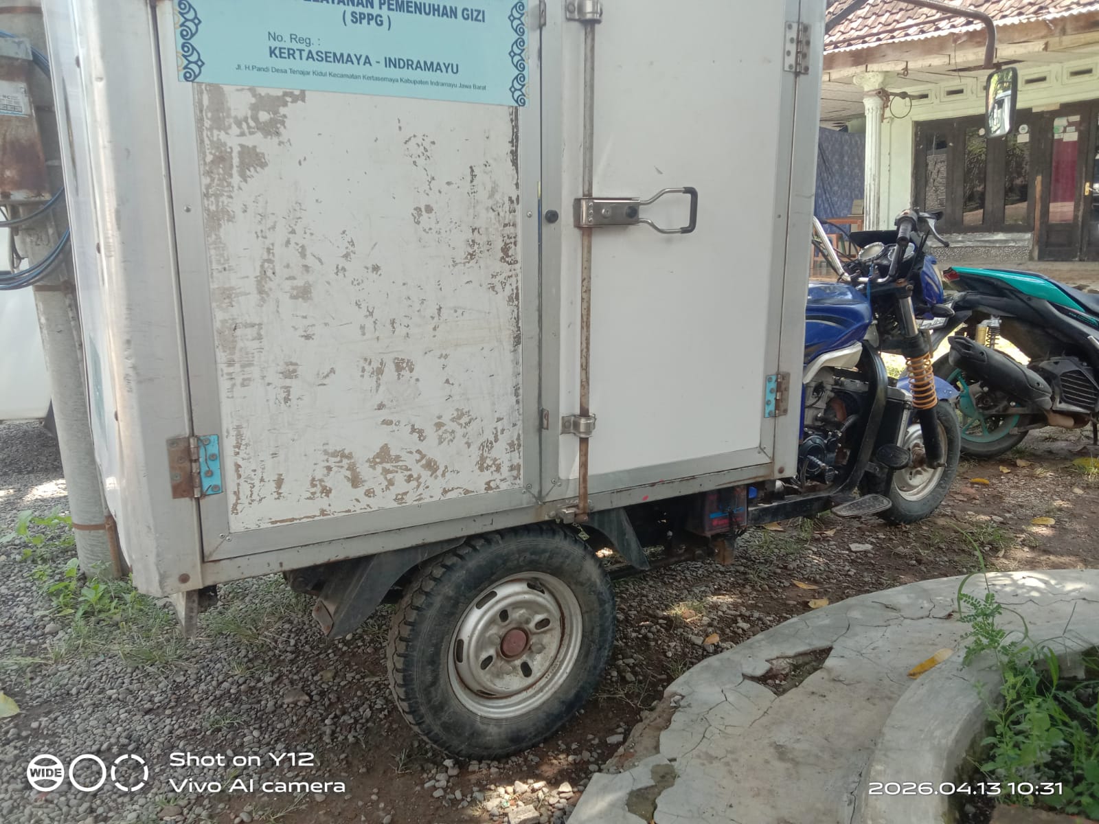 Armada MBG Disalahgunakan Dipakai Angkut Logistik Sekaligus Buang Sampah di Tanggul Sungai Kertasmaya