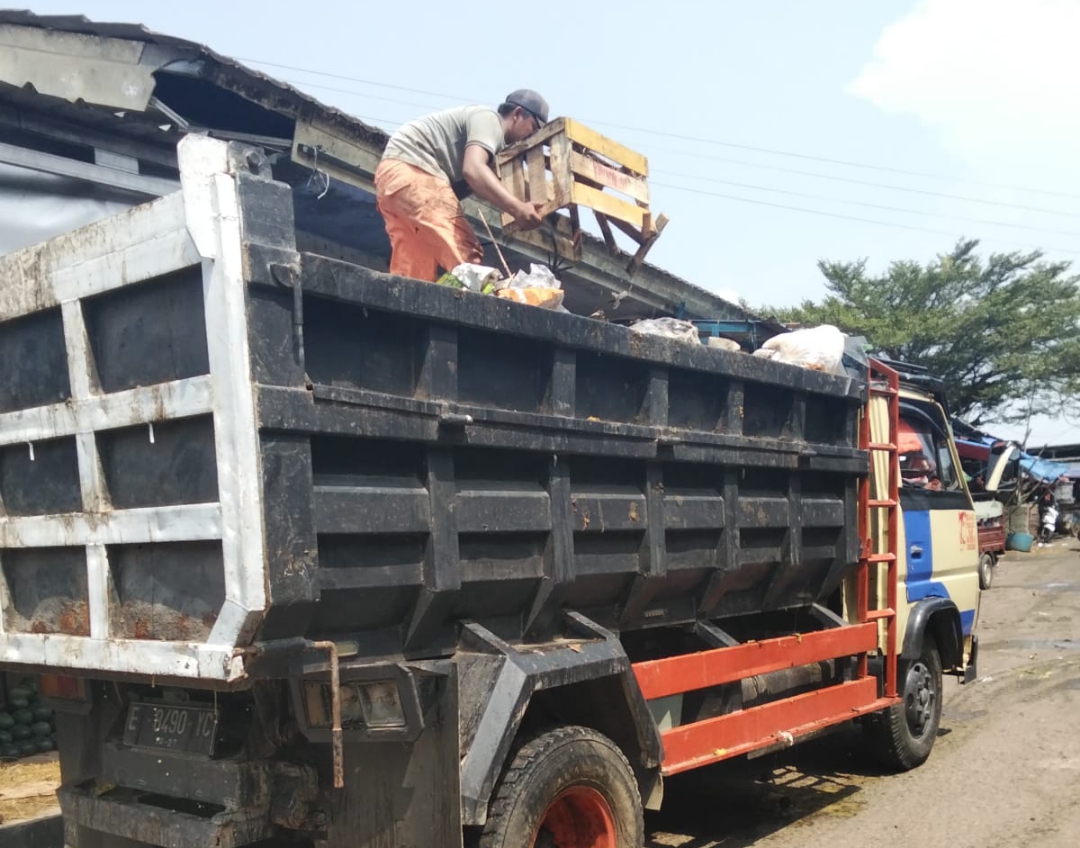 Sampah Menumpuk di Pasar Jatibarang, Kepala Pasar Gerak Cepat Lakukan Pengangkutan
