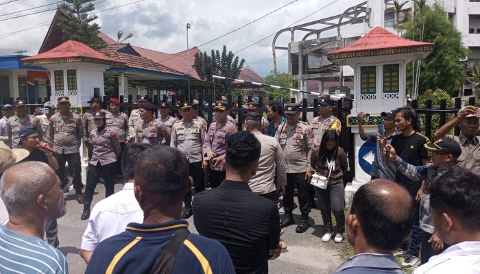 Bupati Tapteng Disorot, AMPM Tegaskan Tak Percaya Janji: “Rakyat Butuh Kepastian, Bukan Alasan”