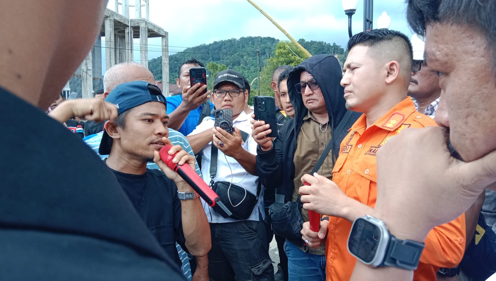 Bupati Tapteng Disorot, AMPM Tegaskan Tak Percaya Janji: “Rakyat Butuh Kepastian, Bukan Alasan”