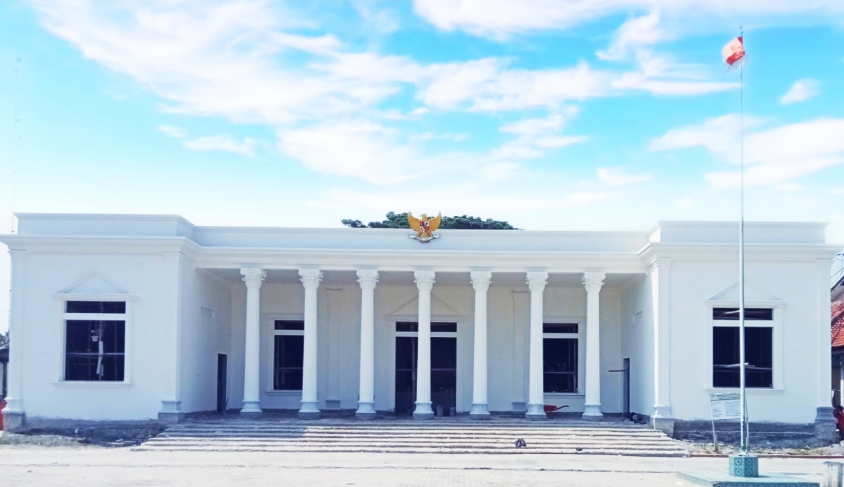 Heboh! Kantor Desa Karang Mukti Disulap Bak Istana Negara