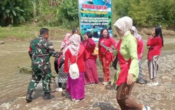 Semangat Hari Kartini, Bunda Milenial Tebar 5.000 Benih Ikan di Sungai Kalisapi