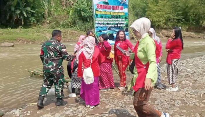Semangat Hari Kartini, Bunda Milenial Tebar 5.000 Benih Ikan di Sungai Kalisapi