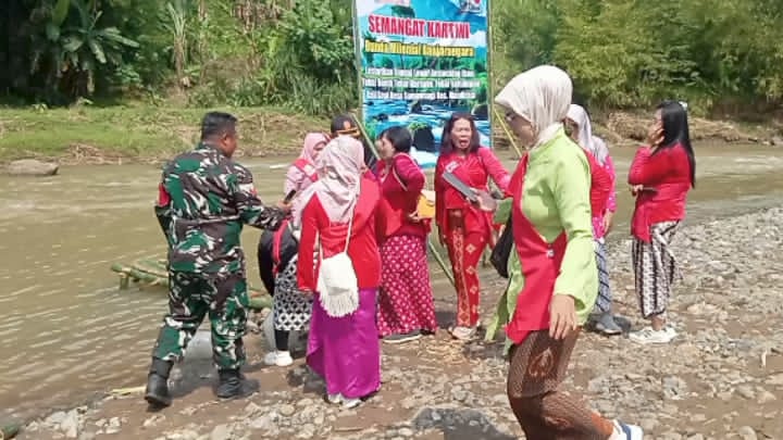 Semangat Hari Kartini, Bunda Milenial Tebar 5.000 Benih Ikan di Sungai Kalisapi