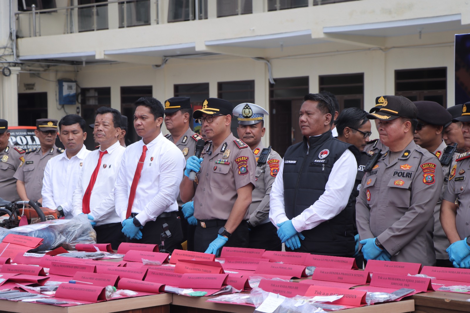 Polres Karo Tuntaskan Puluhan Kasus dalam 100 Hari, Kapolres : “Kami Tidak Bisa Bekerja Sendiri” Polres Karo Tuntaskan Puluhan Kasus dalam 100 Hari, Kapolres : “Kami Tidak Bisa Bekerja Sendiri”