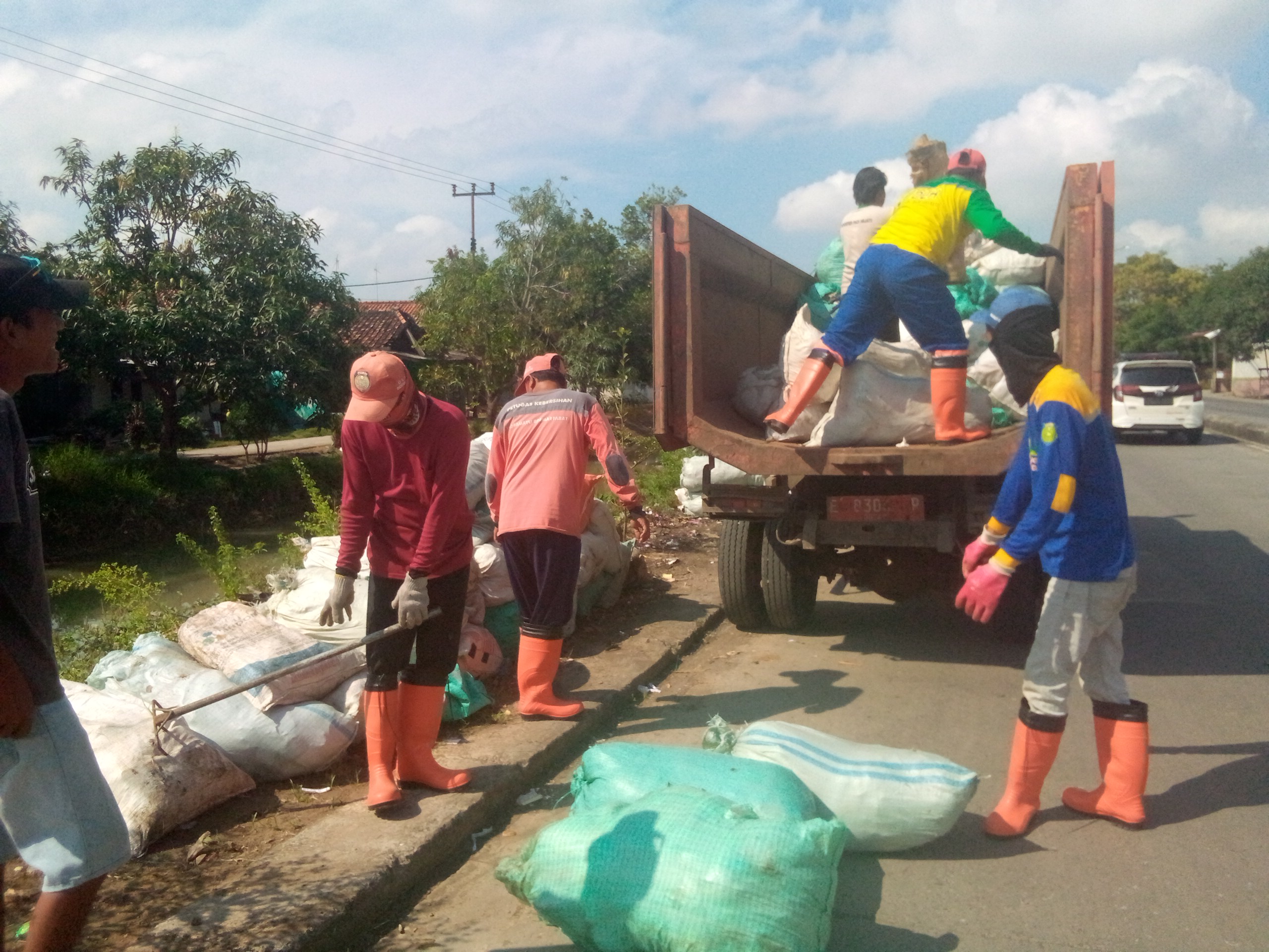 Viral di Medsos, PLT UPTD Jatibarang Langsung Atasi Tumpukan Sampah di Pawidean