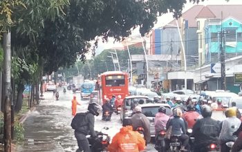 Diguyur Hujan Sebentar, Sebagian Jaksel di Jalan Raya Ragunan Pasar Minggu Digenangi Banjir