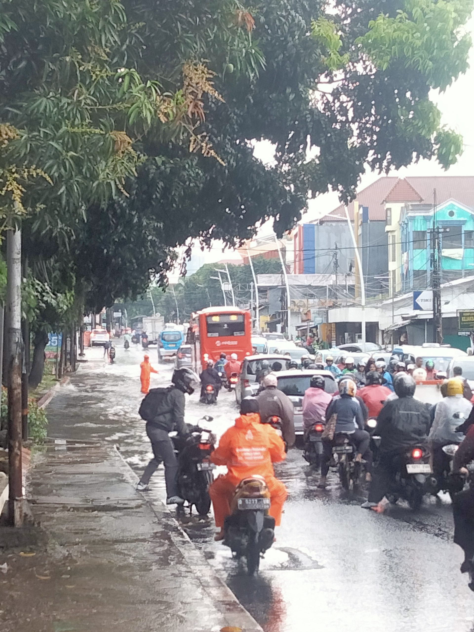 Diguyur Hujan Sebentar, Sebagian Jaksel di Jalan Raya Ragunan Pasar Minggu Digenangi Banjir