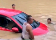 Banjir Sungai Cibanoang Seret Mobil Warga di Kroya, Honda Brio Berhasil Dievakuasi