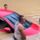 Banjir Sungai Cibanoang Seret Mobil Warga di Kroya, Honda Brio Berhasil Dievakuasi