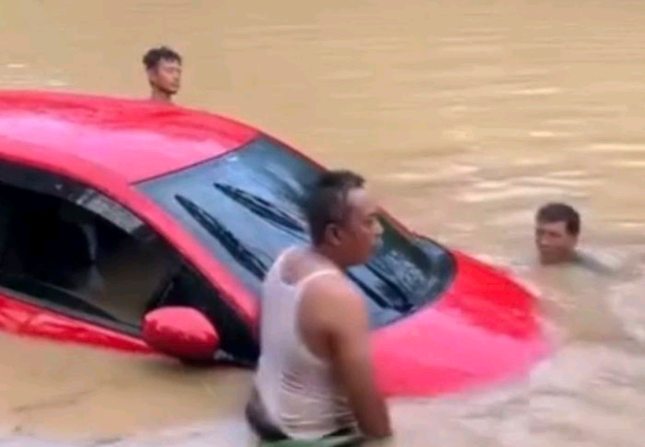 Banjir Sungai Cibanoang Seret Mobil Warga di Kroya, Honda Brio Berhasil Dievakuasi